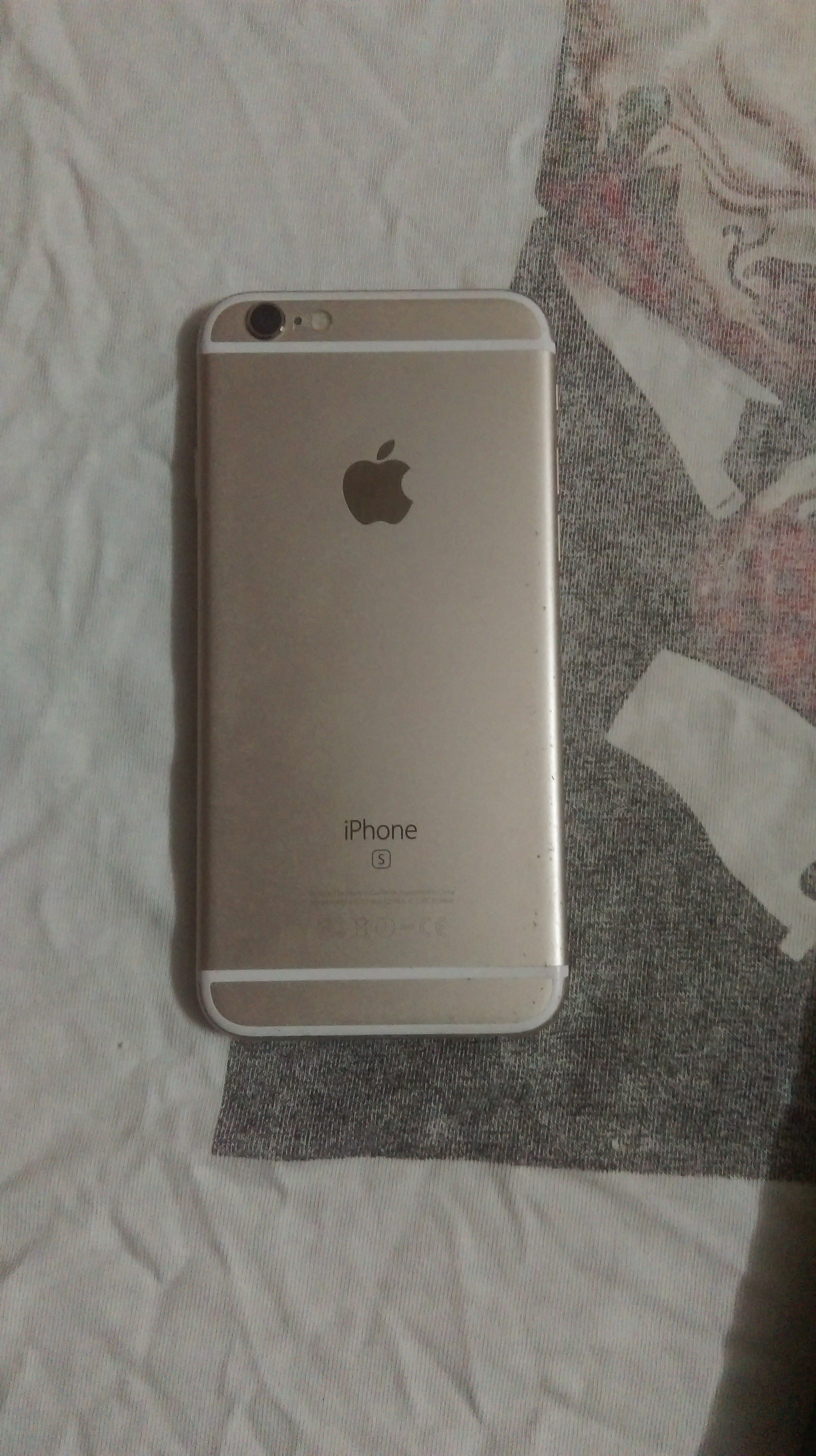 牛人觉得iphone手机颜色不好看于是把后面的漆给磨掉了