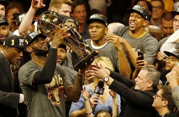 16年骑士夺冠后詹姆斯拥抱欧文,16年骑士夺冠时刻欧文绝杀库里