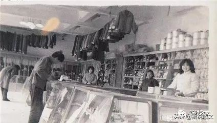 为了回家过年，自行车走几十里雪路，摔得浑身泥水，母亲一把抱住