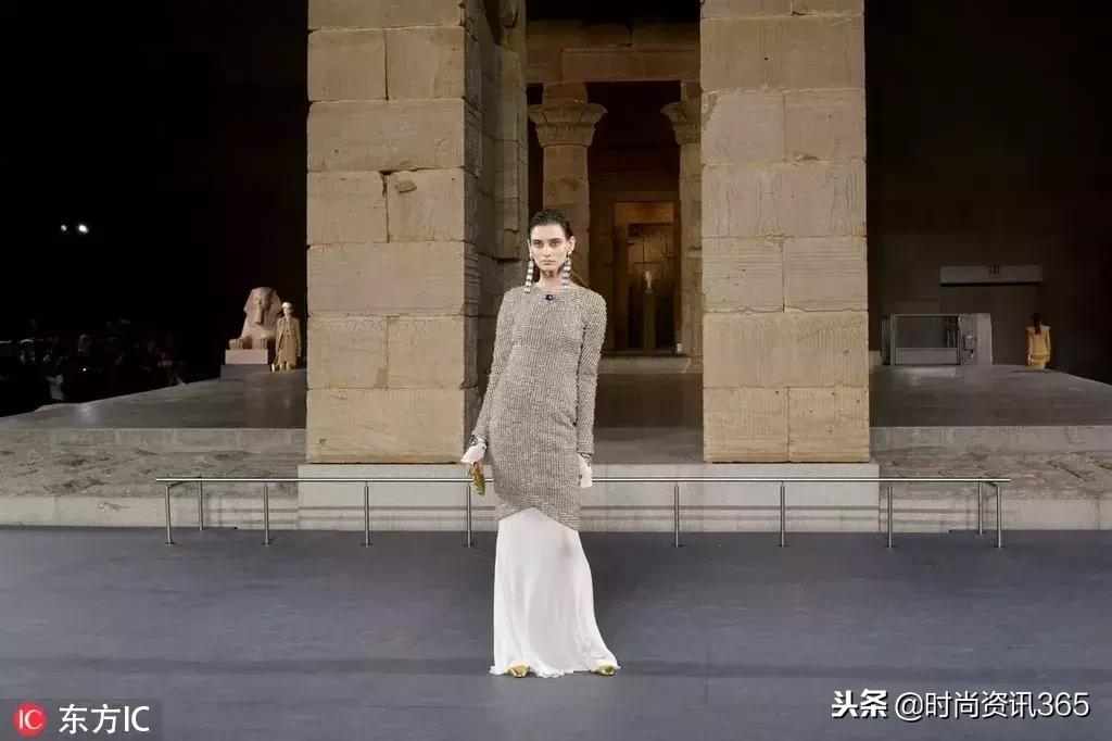 “埃及风”也刮到了时尚圈？CHANEL用金丝银线为你解答！