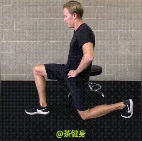 久坐办公室怎么缓解肩颈痛,办公室久坐腰背部拉伸动作