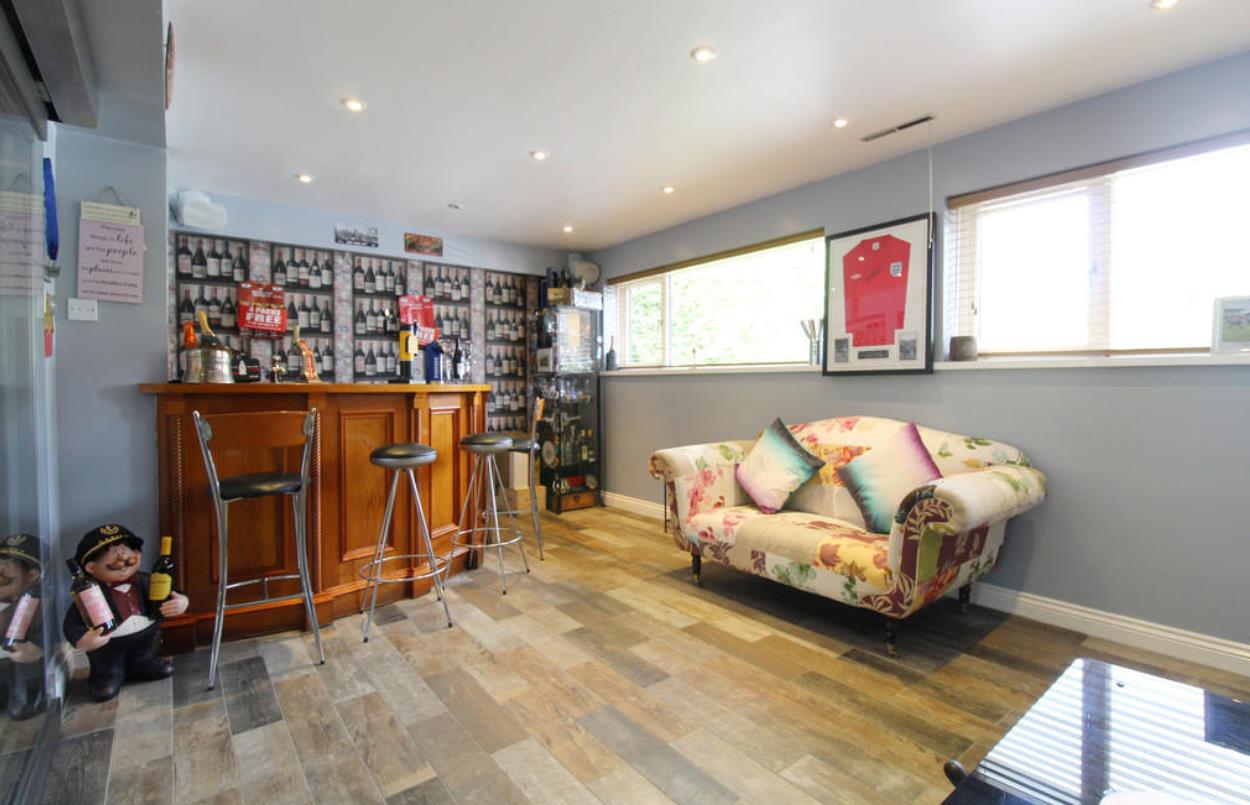 在英国100人民币能买到什么,100万英镑在英国能买什么房子