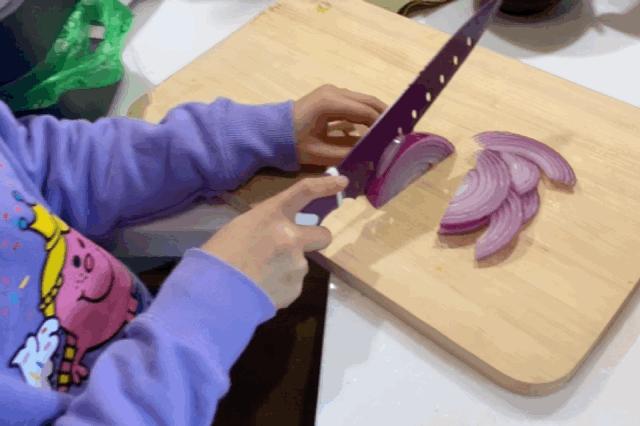 两个小孩给妈妈做大餐,两个女孩给爸妈做饭