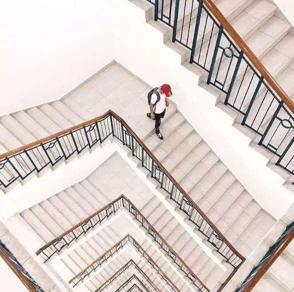 楼梯背景怎么拍照姿势好看,在废弃楼梯怎么复古拍照