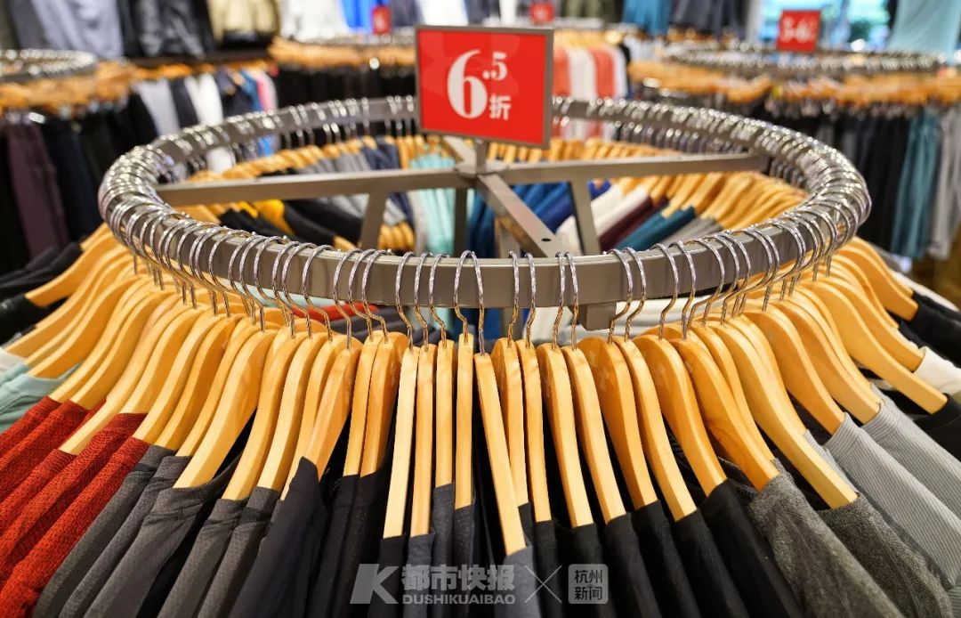 如何辨别耐克阿迪的真假,正品阿迪耐克的标有没有贴上去的