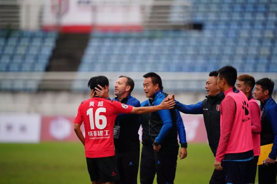 失业四次、卖过卤菜……30岁的他们依然为足球梦想努力