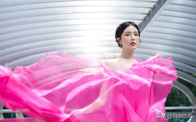 43岁曾黎皮肤白皙对镜甜笑,43岁曾黎发型图片