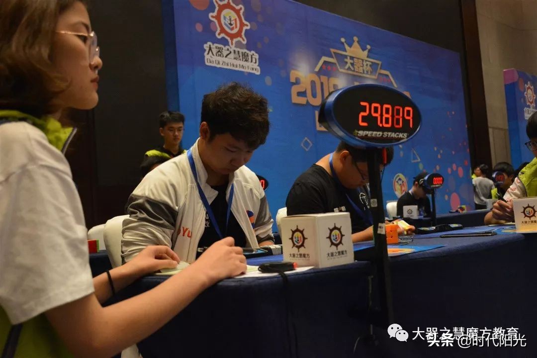 魔方大师赛高手秀,魔方高手现场秀魔方