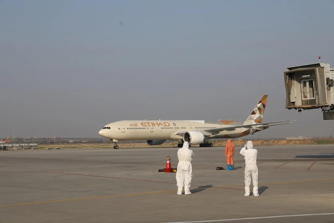 现场直击！阿布扎比—北京EY888航班入境西安后……