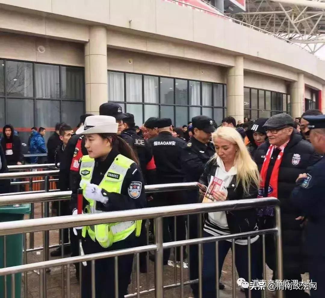 当男孩足球比赛遇上女裁判员,当足球比赛遇到篮球裁判