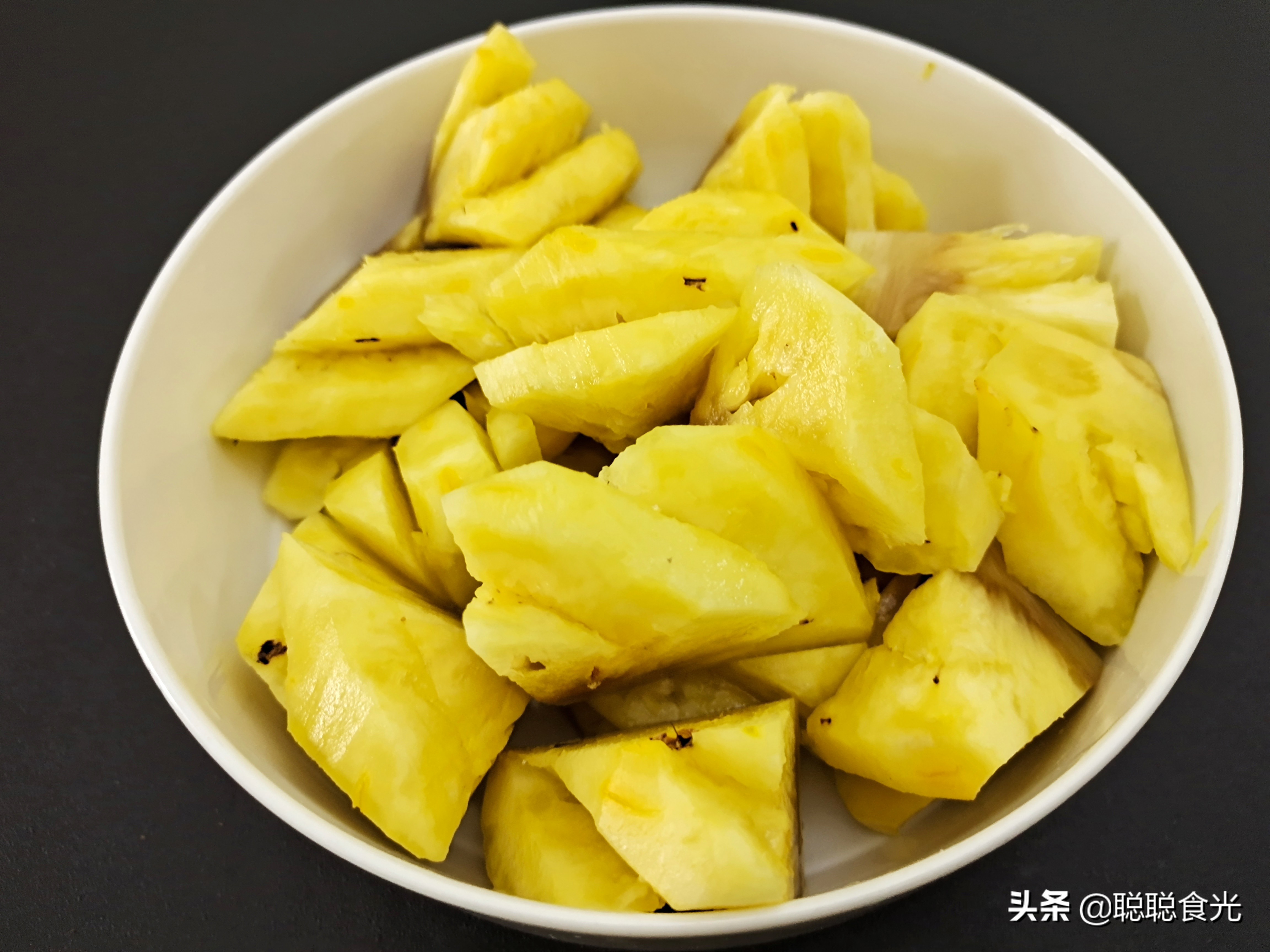 吃菠萝之前为什么要用盐水泡一下,菠萝咕咾肉的菠萝要用盐水泡吗