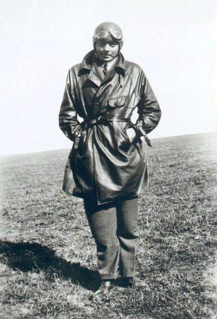 小王子这本书的作者的成长经历,小王子作者圣埃克苏的传奇一生