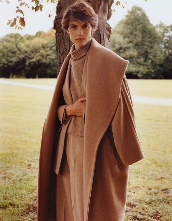 聪明女人穿大衣搭五种裤子有气质,见过世面的女人穿衣搭配