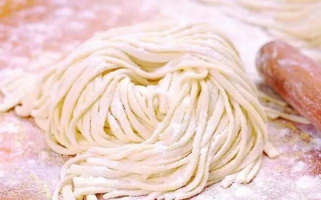 做手擀面和面放鸡蛋吗,做手擀面和面时放碱好吗