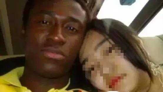 又见洋垃圾，黑人留学生国内地铁醉酒飙脏话扔瓶子，吓跑其他乘客