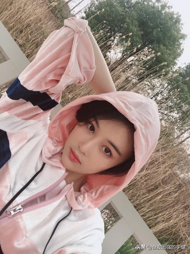 张馨予不做饭改种花了，老公何捷帮不上忙，只好线上求助网友