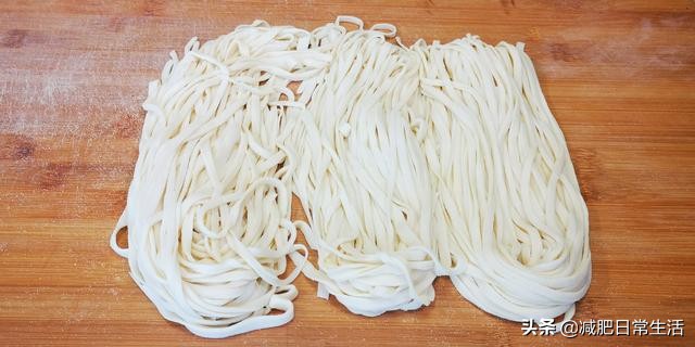 做手擀面要不要放碱,做手擀面条忘放盐了怎么办