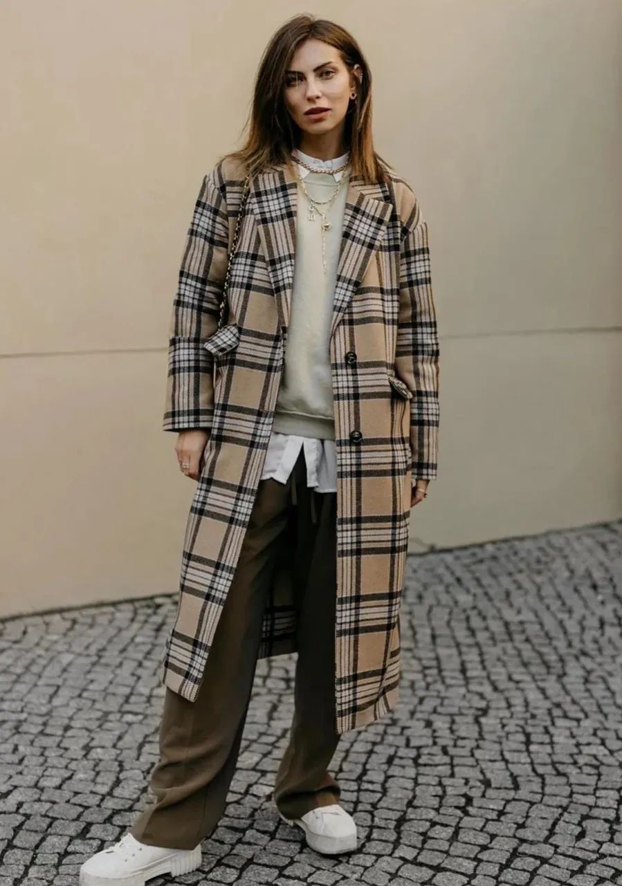 黑白格纹大衣怎么搭配好看,戴帽子黑白格纹大衣怎么搭配好看