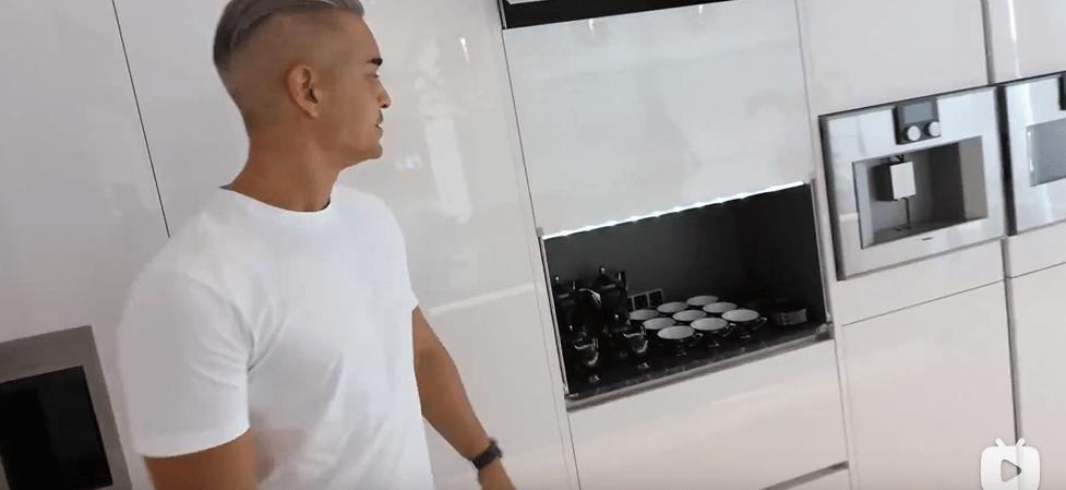 迪拜男子奋斗十年买下劳斯莱斯,迪拜小伙卖掉劳斯莱斯买法拉利