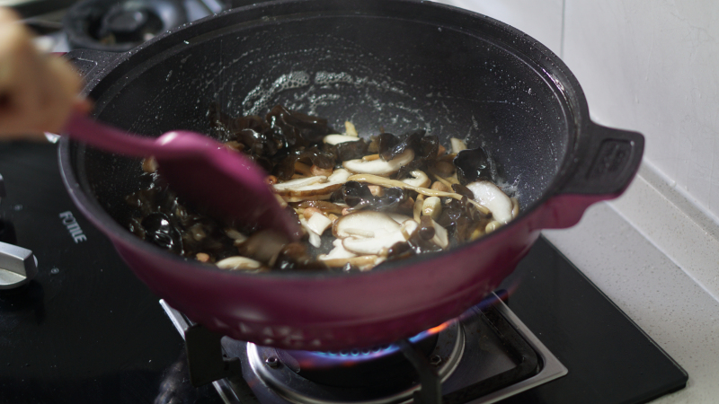 英国帝伯朗钛钻不粘锅,做一桌好菜,只需要这一口锅