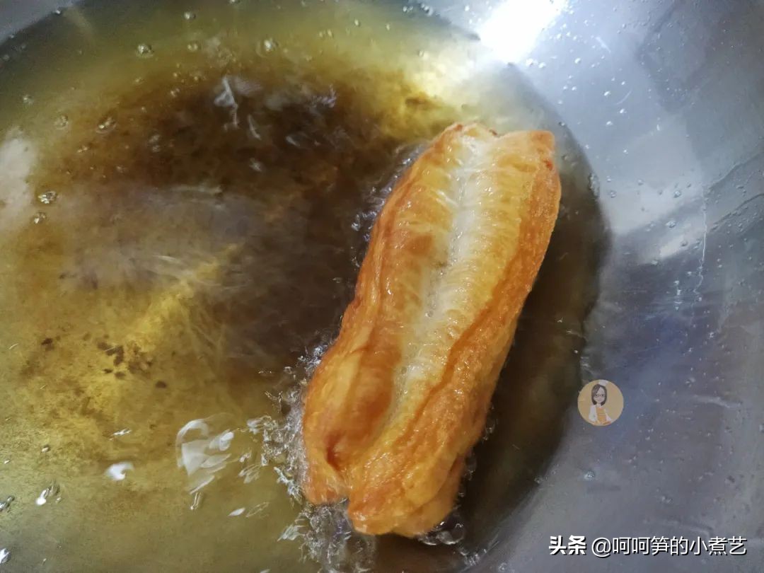 油条新方法不揉面不擀面蓬松柔软,油条为啥蓬松