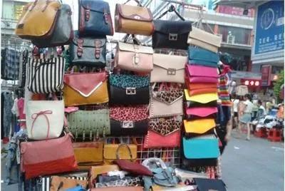 释放“我可撩”信号的正确方式,比“你单身,但很受欢迎”更高级