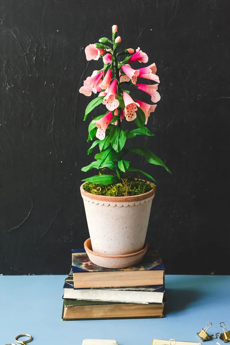 用手工纸做出来的花型装饰,软皱纹纸手工花