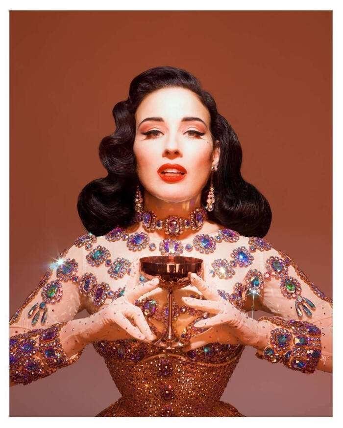 她19岁成为脱衣舞娘身家2亿,拒绝查尔斯邀约,女人都会被她迷住