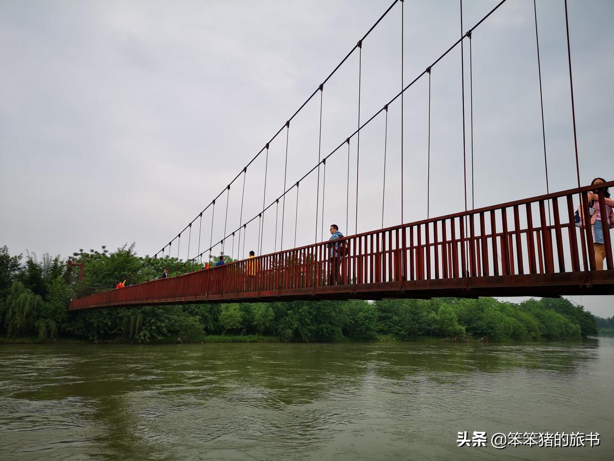 探秘濒临消失的音节文字——女书