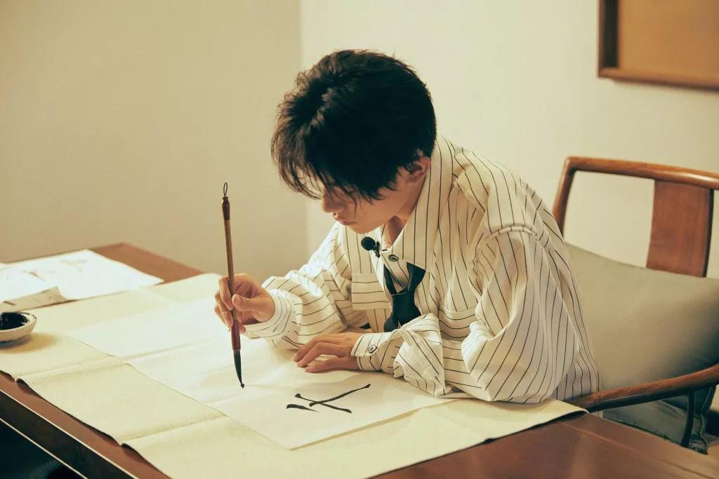 肖战和易烊千玺谁火,易烊千玺香港有多火