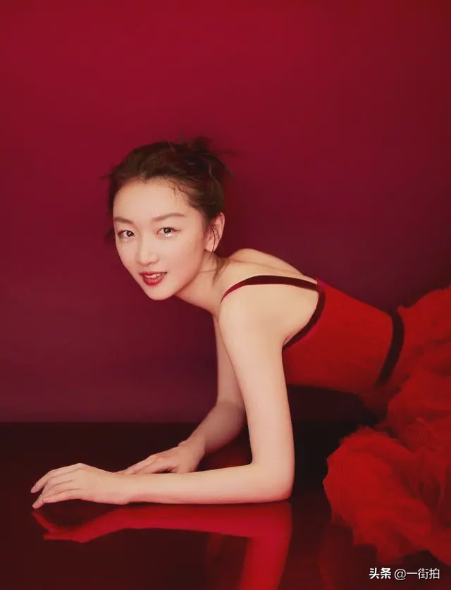 周冬雨穿奶茶色抹胸礼裙出席活动,周冬雨显瘦西装裤