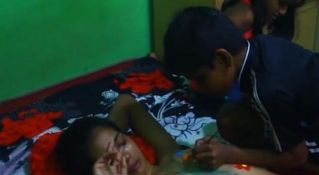 印度母亲为艺术献身,让孩子在她裸体上做彩绘,被警方逮捕