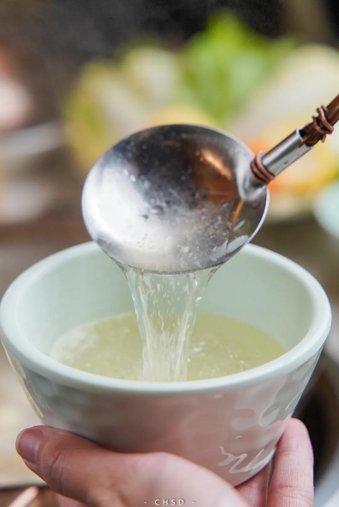 椰椰椰！这家人气椰子鸡专门店，光是汤底就喝饱了