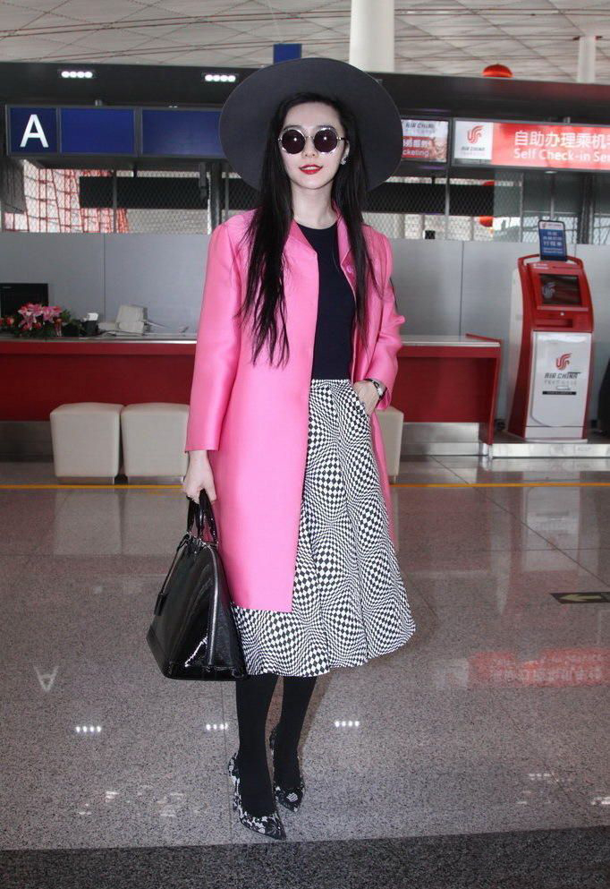 冬天大衣适合搭配什么样的包包,今年冬天穿的羊绒大衣怎么搭配