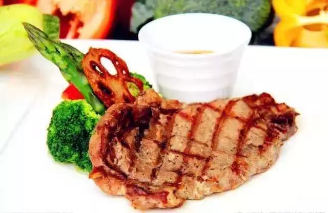 西餐的吃法怎么拿刀叉,吃西餐正确拿刀叉的姿势