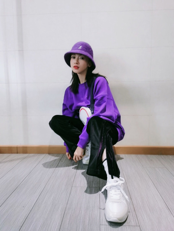 吴谨言橙色包,吴谨言短款卫衣搭配