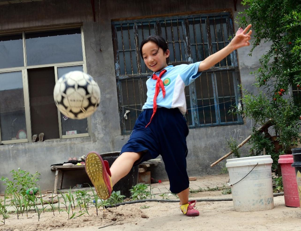 贵州13岁足球女孩梦想踢进国家队,济南11岁女孩