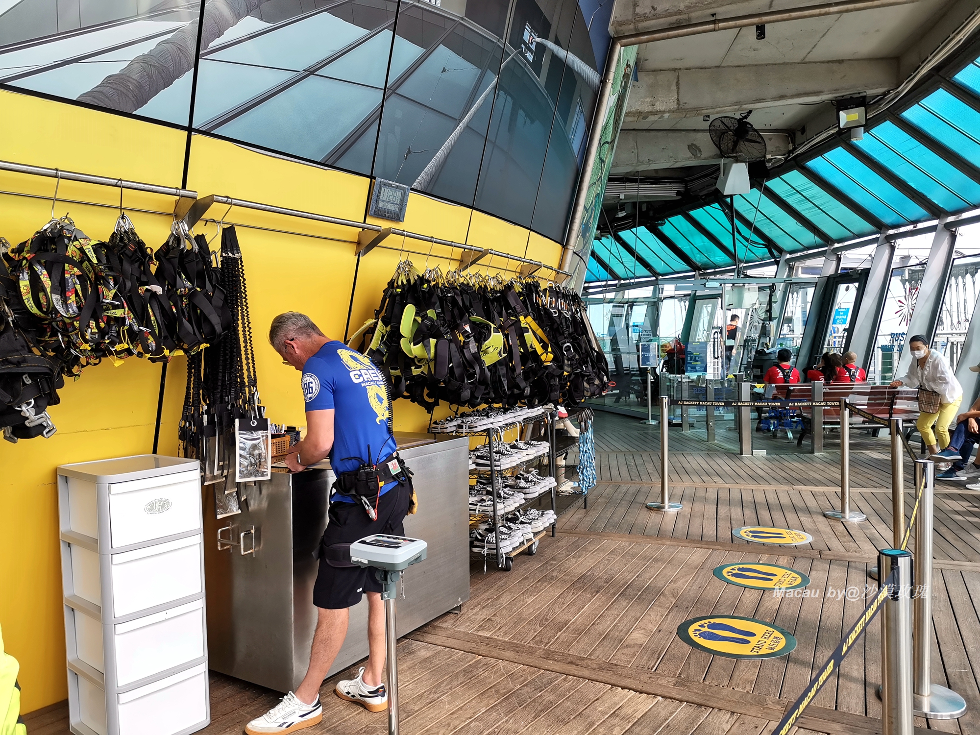 从3米高空跳到水里,世界最高蹦极澳门塔挑战成功