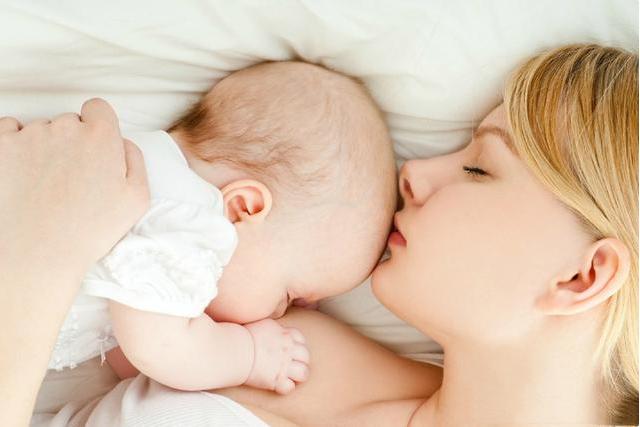 为什么宝宝要枕妈妈手才可以入睡,宝宝为什么要抓着妈妈手才睡觉
