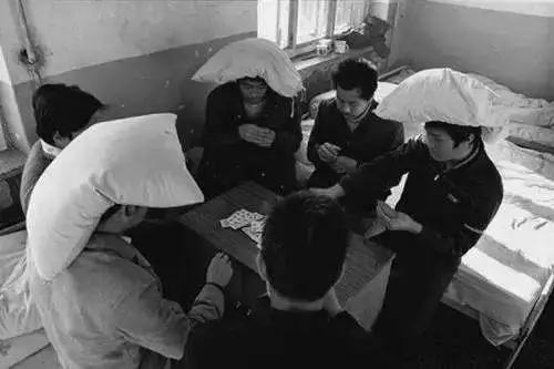 一组1999年拍的精神病院照片,以前恐怖的精神病院图片