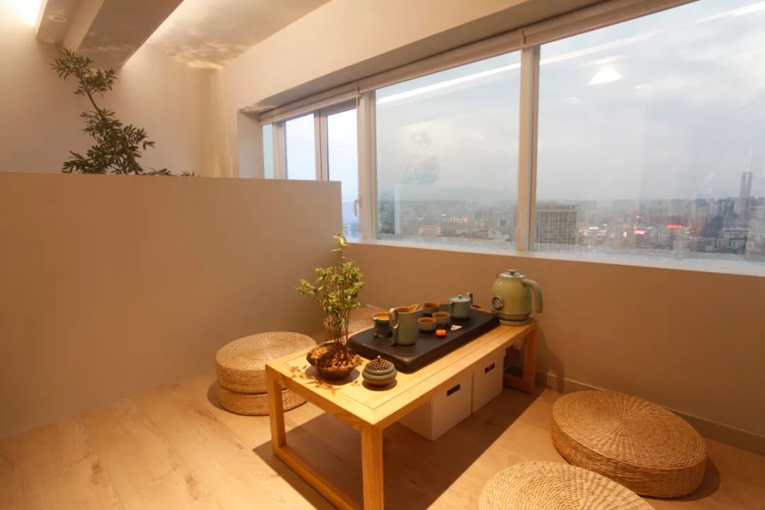 80㎡三口之家，餐厅里种树、可移动儿童房、大浴缸，日子又慢又美