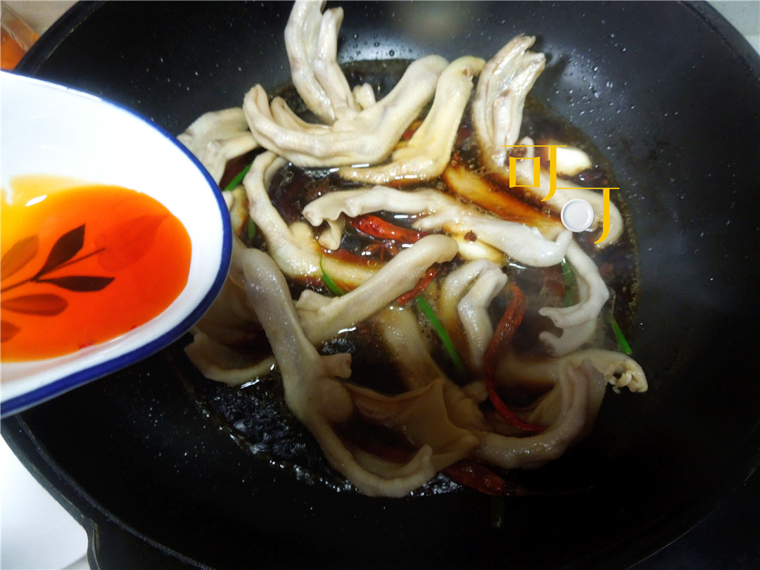 卤鸭掌当下酒菜很下饭,香辣无骨鸭掌一串