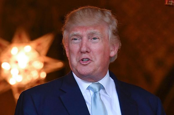 特朗普脸上有白癜风吗,特朗普眼睛周围白眼圈怎么回事