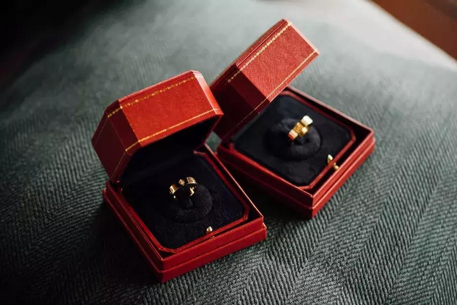 求婚戒指和结婚戒指是不是不一样,求婚戒指跟结婚戒指哪个贵