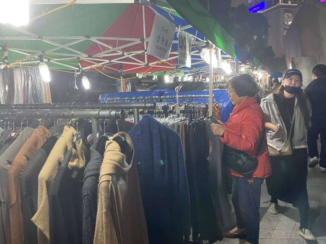 00后靠卖衣服三个月赚了一百万,中国小伙卖衣服赚6000