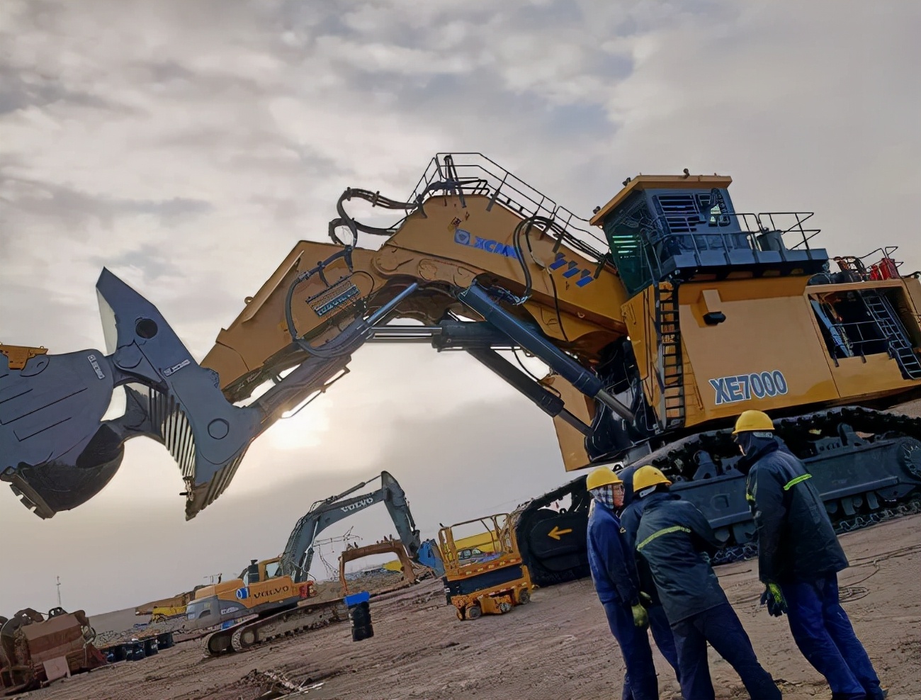 中国最大挖掘机一斗800吨,世界上最大挖掘机一天铲平一座山