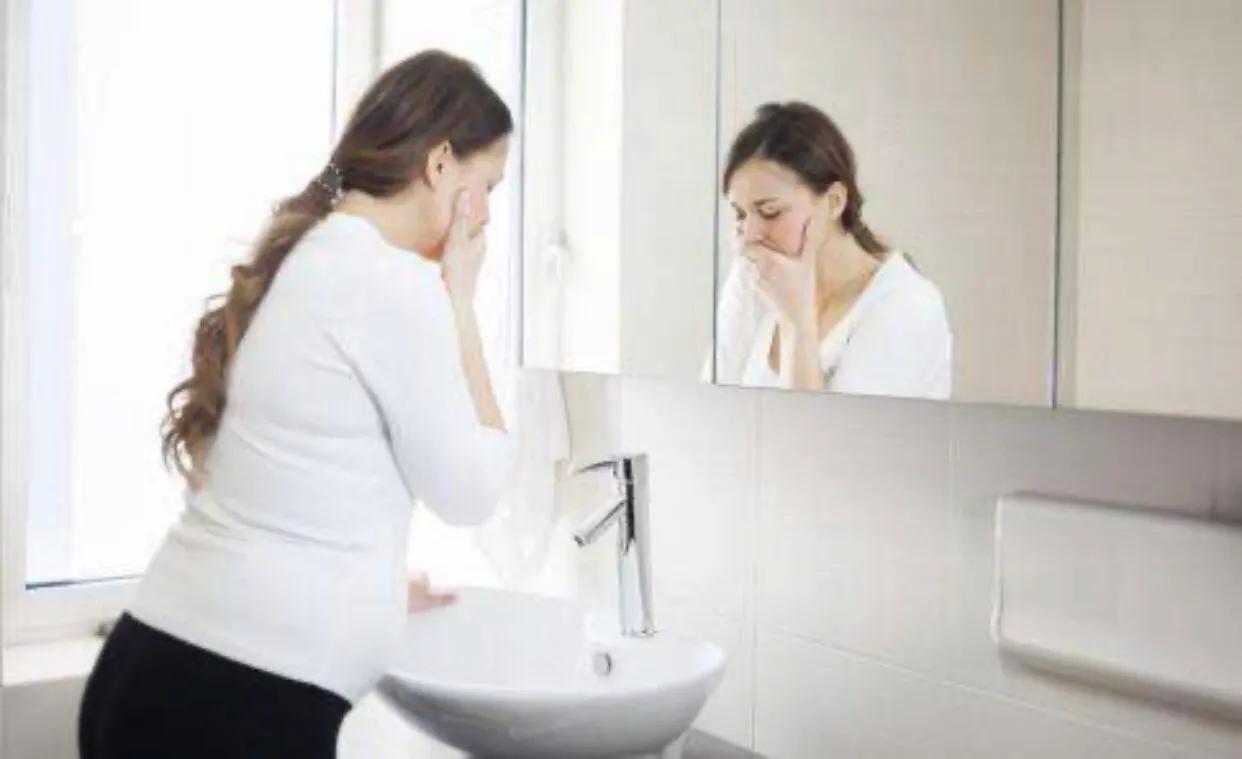 怀孕流血但还是一直有孕吐,早孕有什么方法自然流出来