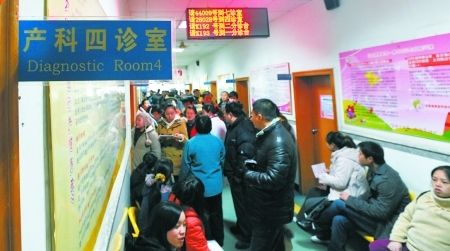 带孩子看病,44号跑24号前面了,24号怒摔门:我家不看了