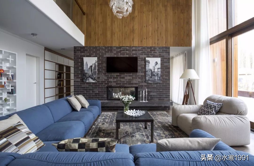 木饰面电视背景墙和隐形门设计,电视背景墙怎么设计让客厅显大