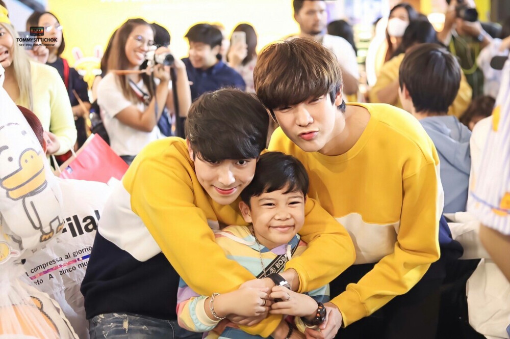 他泰男星和小朋友的治愈同框：BP一家三口关大爷画风不对